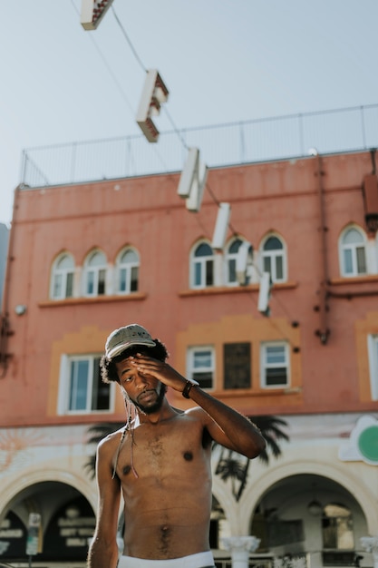 Uomo senza camicia a Venice Beach