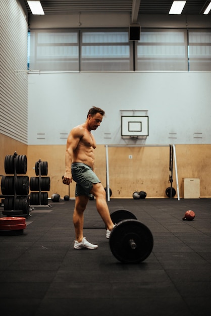 Uomo senza maglietta che si esercita in palestra