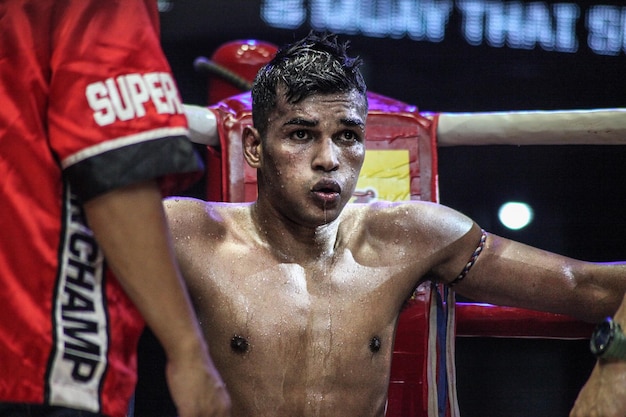 Uomo senza maglietta nel ring di boxe