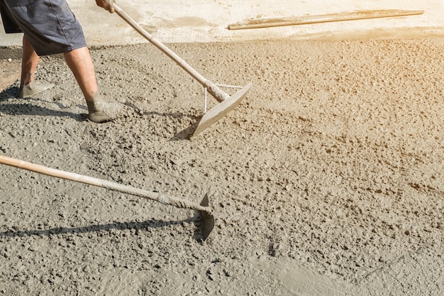 Uomo senza scarpe nei lavori di costruzione