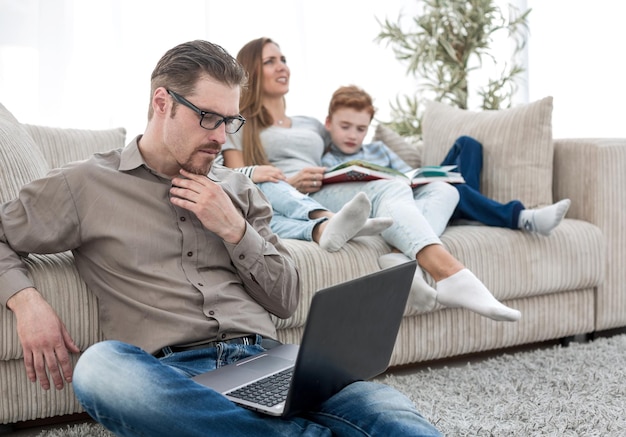 Uomo serio che esamina le persone e la tecnologia dello schermo del laptop