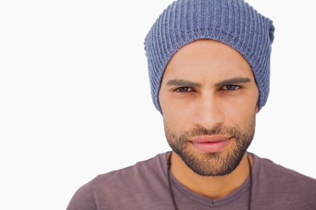 Uomo serio che indossa cappello beanie