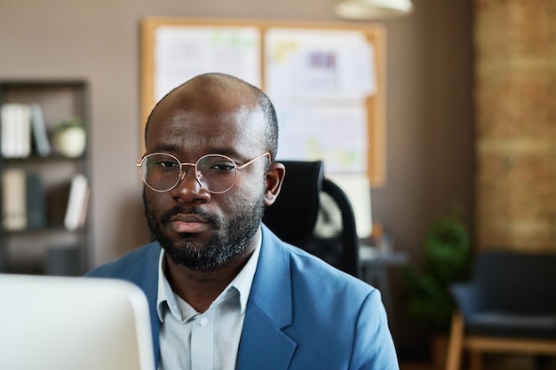 Uomo serio che si concentra sul suo lavoro