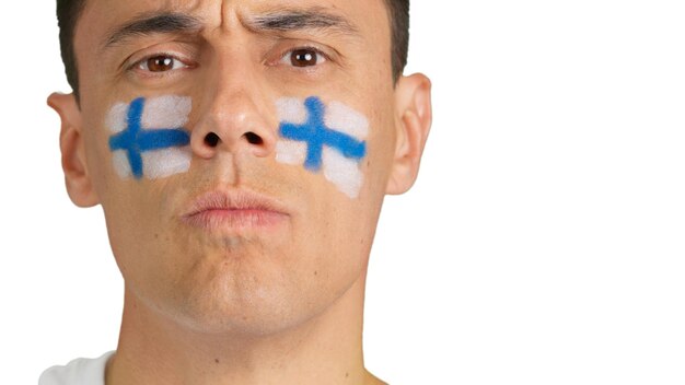 Uomo serio con una bandiera finlandese dipinta sul viso
