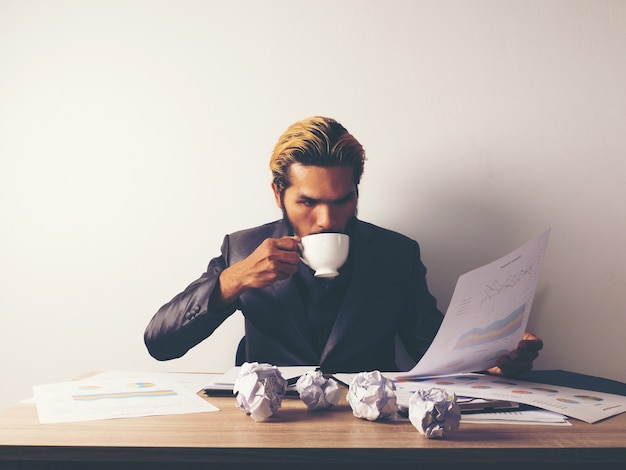 Uomo serio di affari con un problema in ufficio.