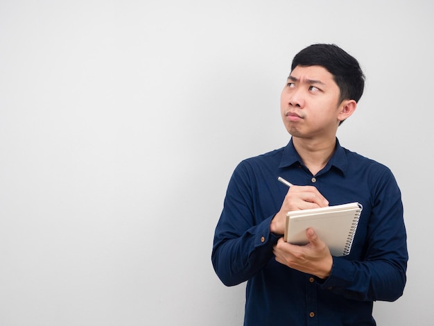 Uomo serio faccia scrittura penna sul taccuino guardando lo spazio della copia