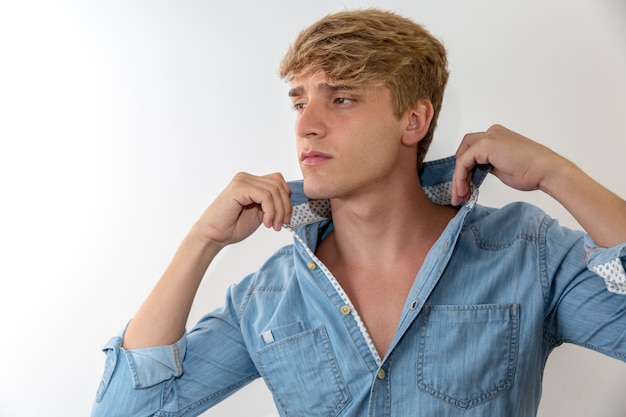 Uomo sexy con la faccia con la barba lunga in camicia di jeans. sfondo bianco