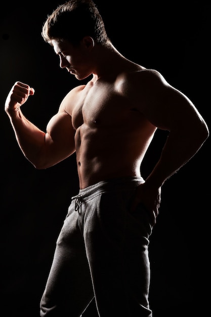 Uomo sexy fitness muscolare