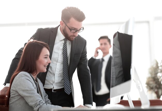 Uomo sicuro che parla con il suo intervistatore durante un colloquio di lavoro