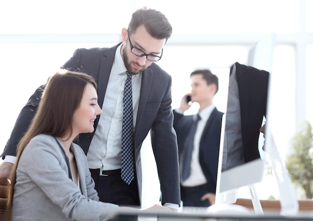 Uomo sicuro che parla con il suo intervistatore durante un colloquio di lavoro