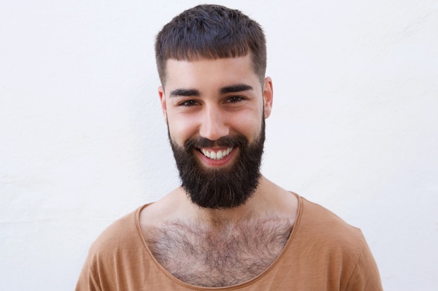 Uomo sicuro felice con la parete facente una pausa della barba