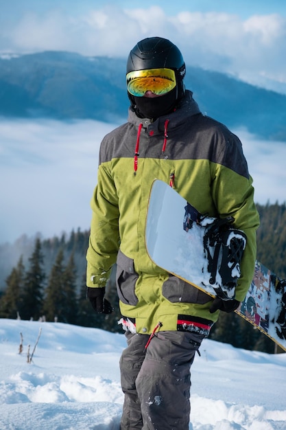 Uomo snowboarder ritratto montagne dei Carpazi su sfondo sport invernali