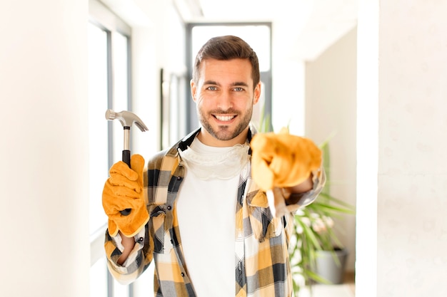 uomo soddisfatto che ti indica, sorriso fiducioso e amichevole, che ti sceglie