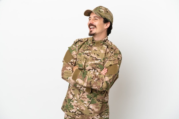 Uomo soldato isolato su sfondo bianco felice e sorridente