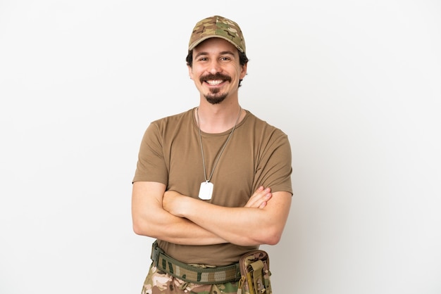Uomo soldato isolato su sfondo bianco mantenendo le braccia incrociate in posizione frontale