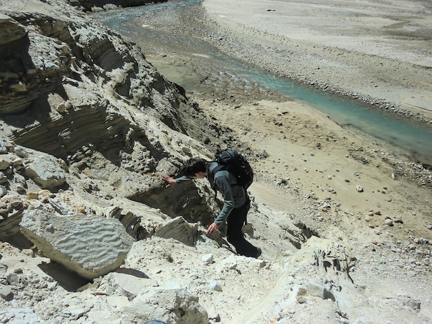 Uomo solo che cammina nelle montagne delle Ande peruviane