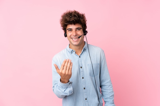 Uomo sopra il muro isolato