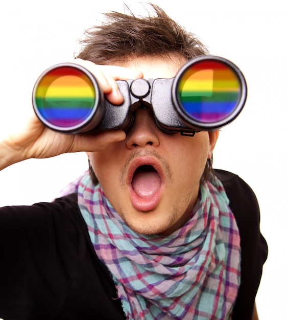 Uomo sorpreso con arcobaleno binoculare e LGBT