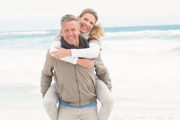 Uomo sorridente che dà a donna un a due vie