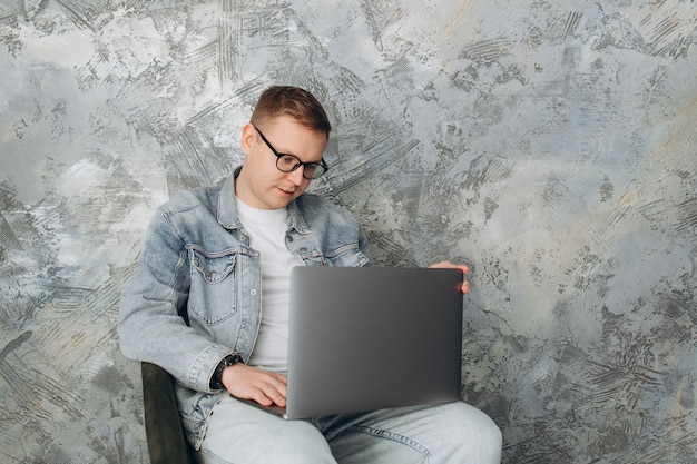 Uomo sorridente che lavora utilizzando il computer portatile