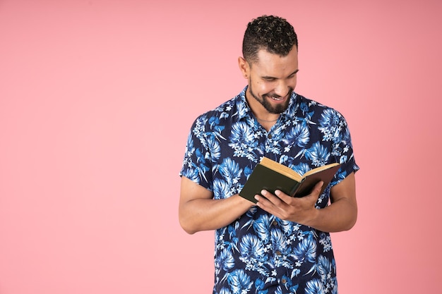 Uomo sorridente che legge un libro antico