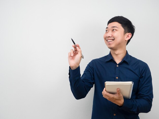 Uomo sorridente che tiene la penna del punto del diario nello spazio della copia