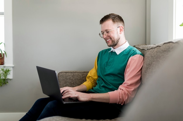 Uomo sorridente che utilizza laptop, immagine stock HD