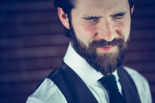 Uomo sorridente con gli occhi chiusi