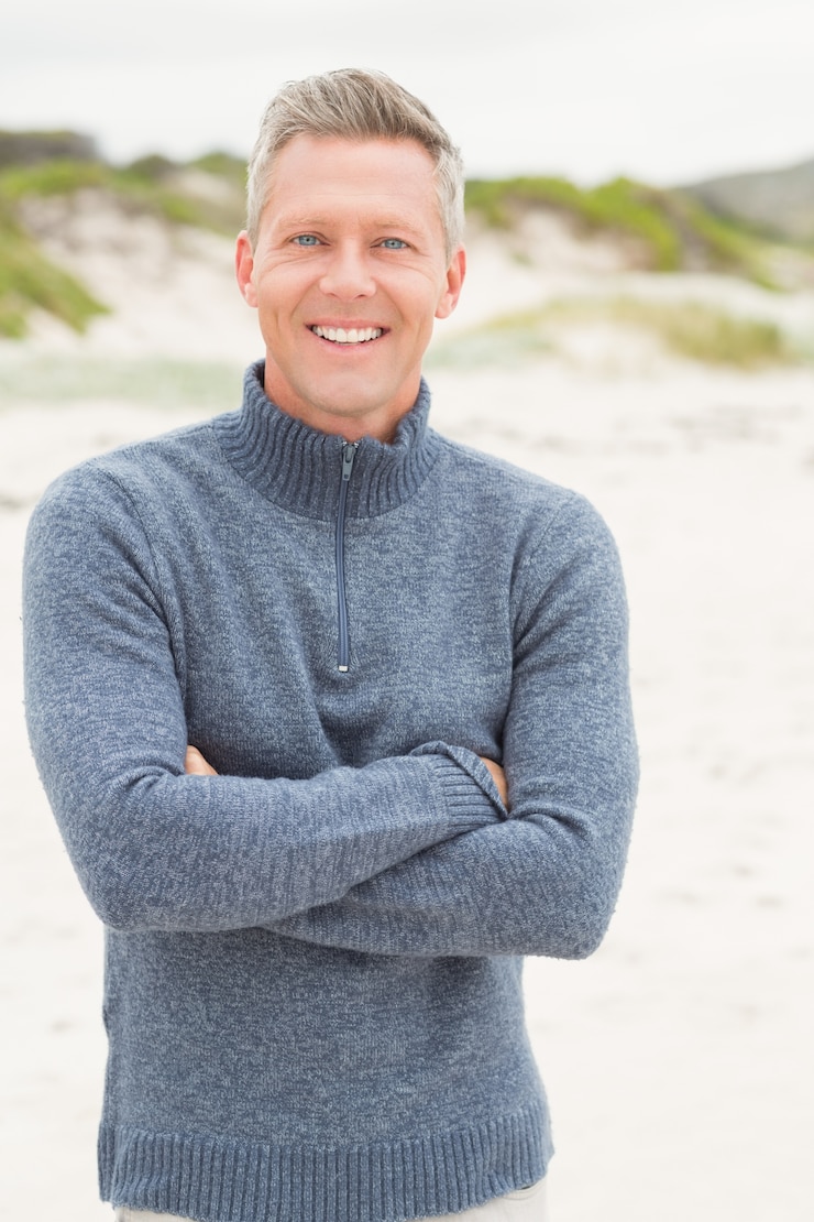 Foto uomo sorridente con le braccia incrociate