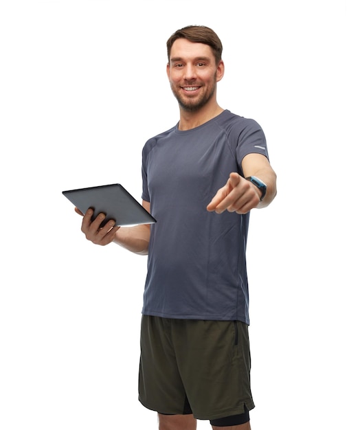 uomo sorridente con un tablet PC che indica la telecamera