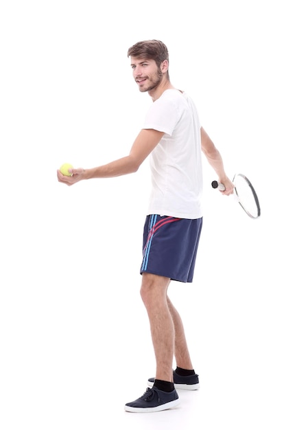 Uomo sorridente con vista laterale con racchetta da tennis