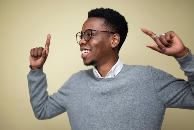 Uomo sorridente di tiro medio che si diverte