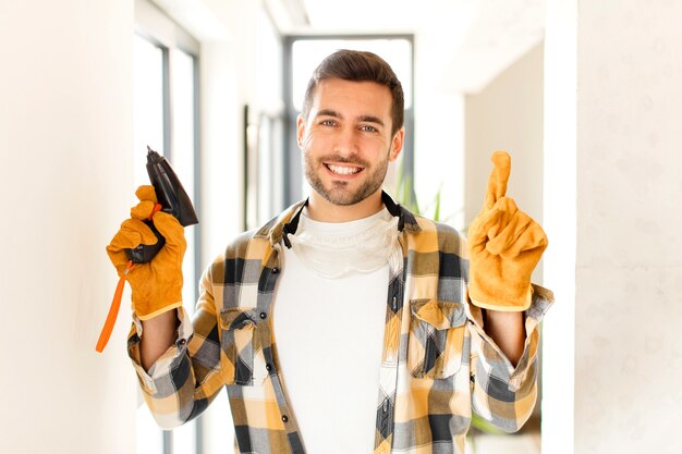 uomo sorridente e uomo che sembra amichevole, mostrando il numero uno o il primo con la mano in avanti, conto alla rovescia