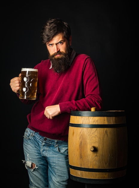 Uomo sorridente felice con il concetto di fabbrica di birra birra negli Stati Uniti botte di legno e bicchiere di birra