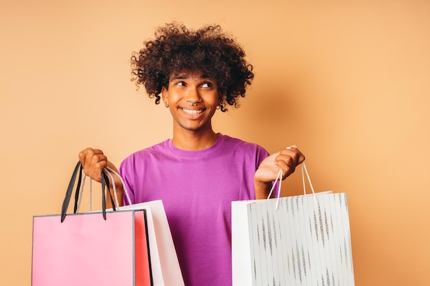 Uomo sorridente felice con le borse della spesa in mano