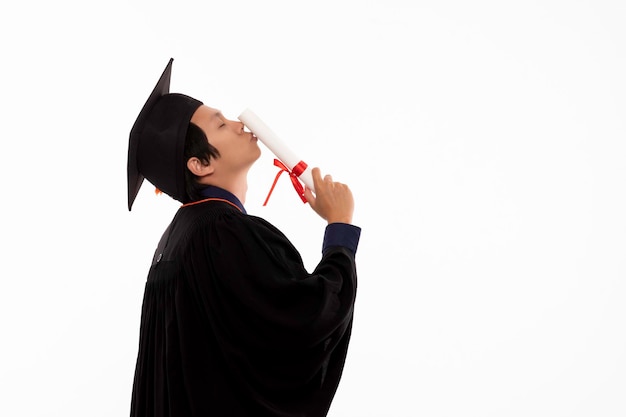 Uomo sorridente in abito da laurea con un certificato su sfondo bianco