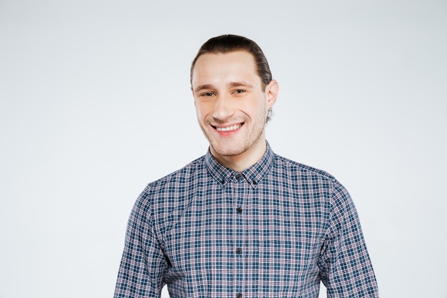 Uomo sorridente in camicia