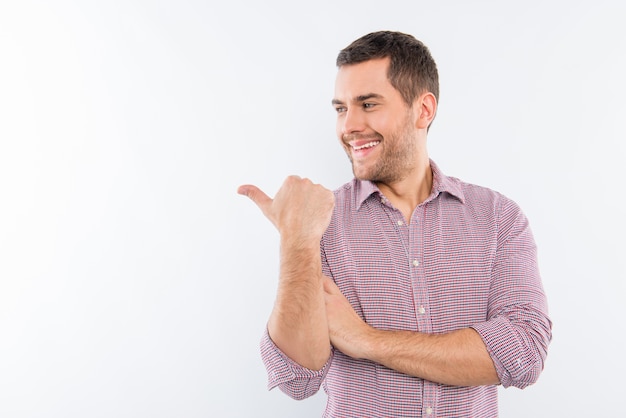 Uomo sorridente in una camicia rossa