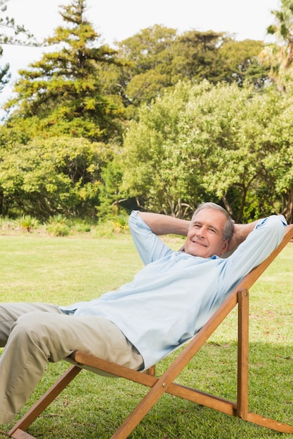 Uomo sorridente nel parco