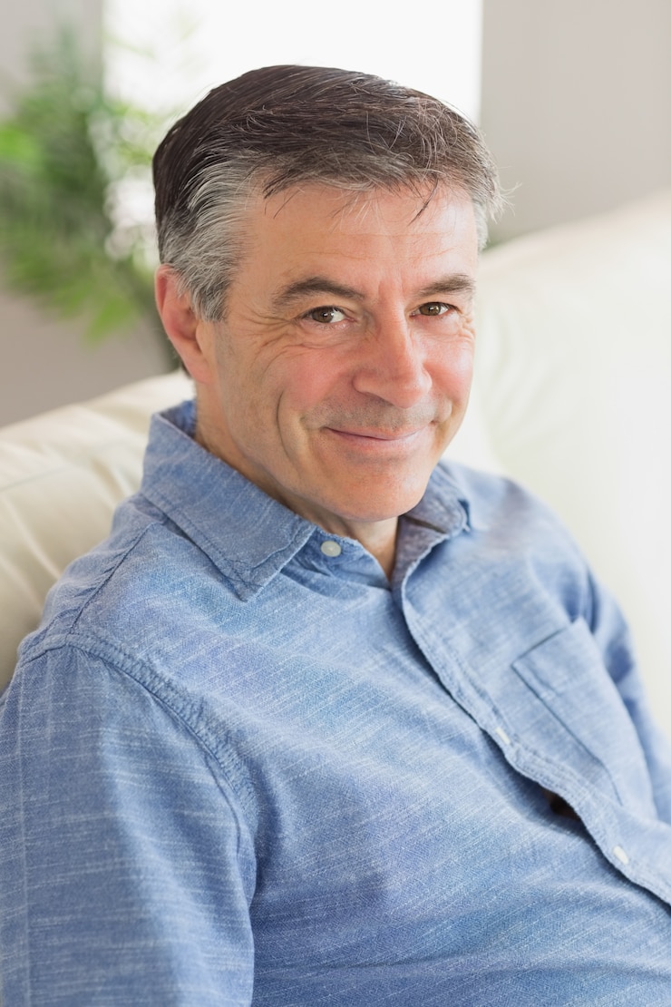 Foto uomo sorridente sul divano