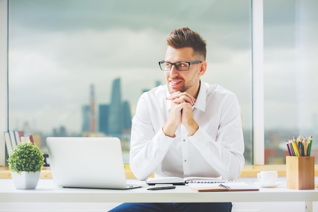 Uomo sorridente sul posto di lavoro