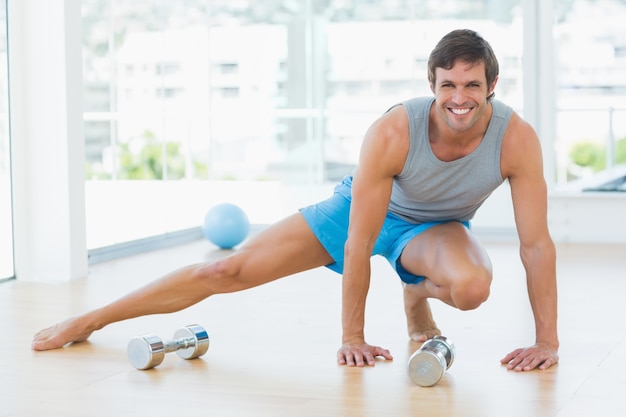 Uomo sportivo che fa esercizio di stretching in palestra