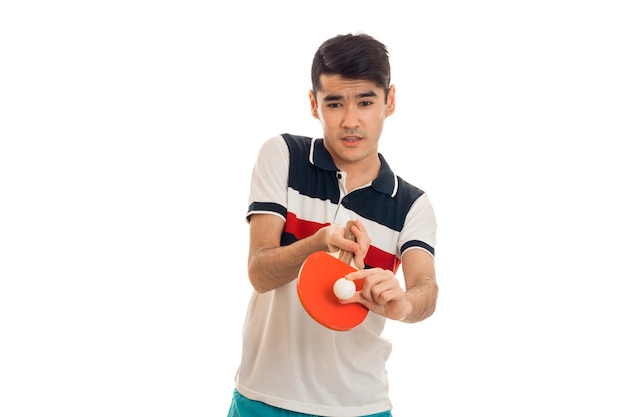 Uomo sportivo che gioca a ping-pong isolato su sfondo bianco
