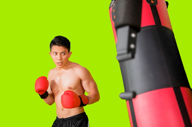 Uomo sportivo che si esercita con il sacco da boxe in studio