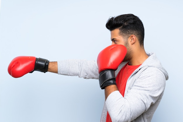 Uomo sportivo con guantoni da boxe