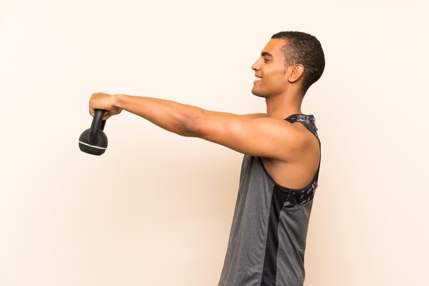 Uomo sportivo con kettlebell