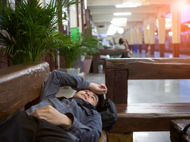 Uomo stressato alla stazione ferroviaria