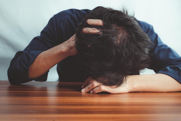 Uomo stressato con problemi di caduta dei capelli. diradamento dei capelli. problemi del cuoio capelluto