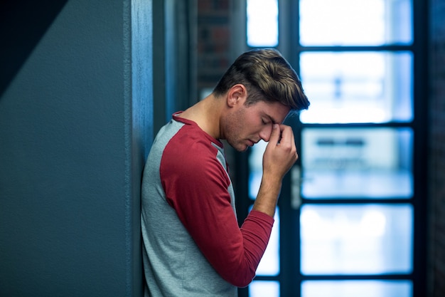 Uomo stressato dalla finestra