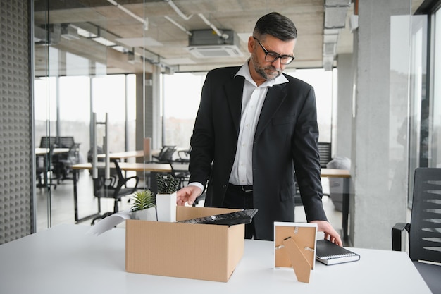 Uomo stressato in pensione che lascia il suo ufficio